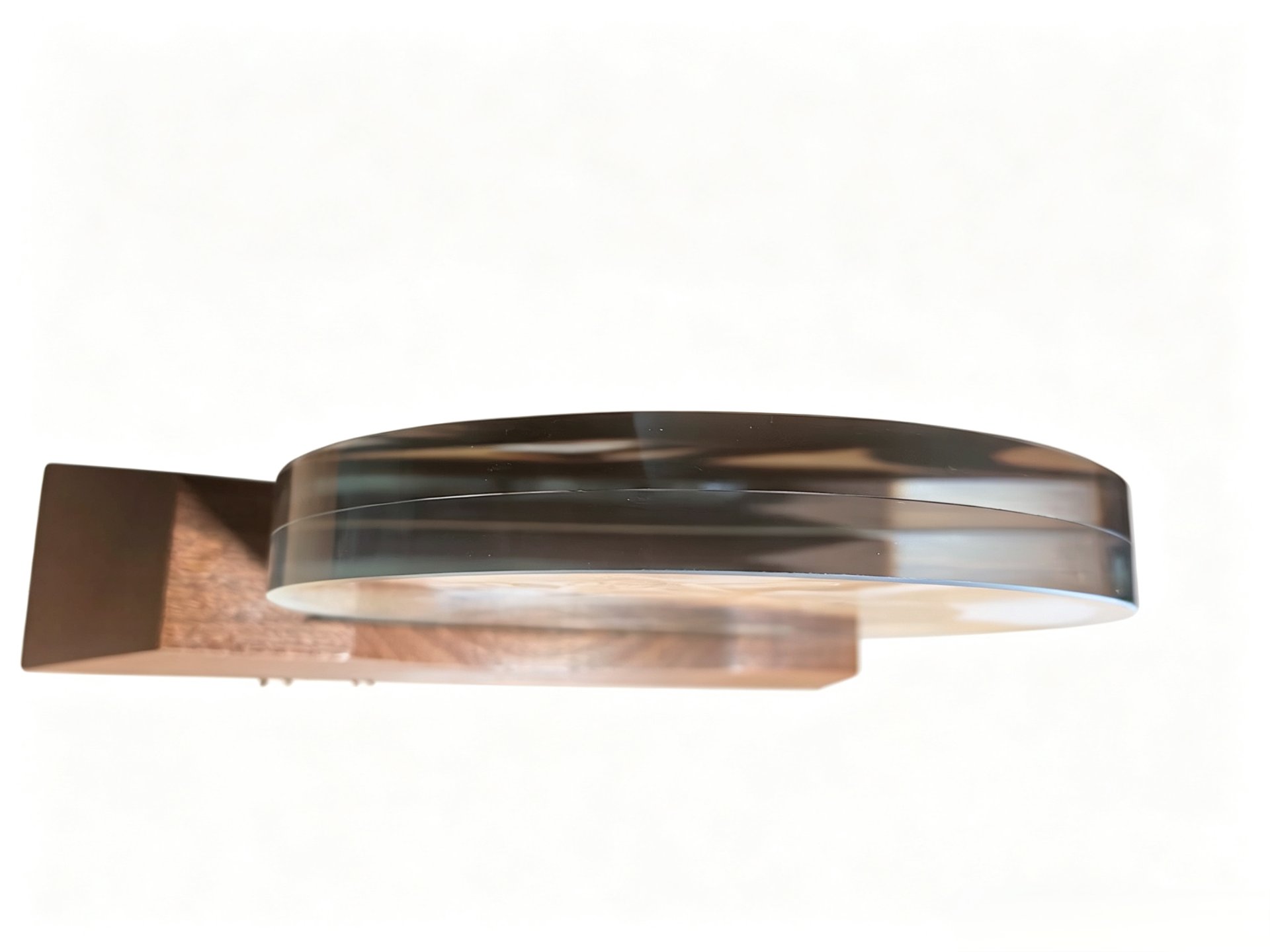 Close-up of the 20 mm edge of a glass keepsake showing its polish and the fine seam between layers